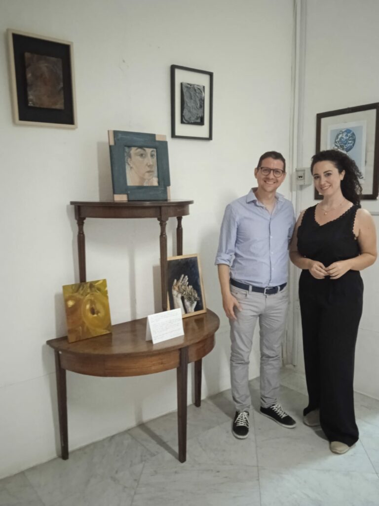 Giulia Culicchia insieme ad Alessandro Alongi durante la mostra a Malta